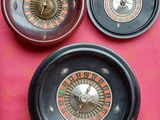 trois types différents de roulettes de casino sur une même table