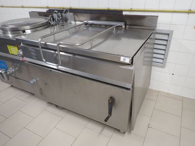 un plan de travail en acier inoxydable sur lequel sont posées deux casseroles