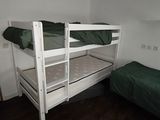 un lit superposé recouvert d'un drap vert
