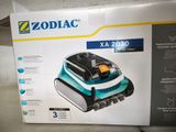 Le carton d'un aspirateur robot est posé sur le plan de travail.
