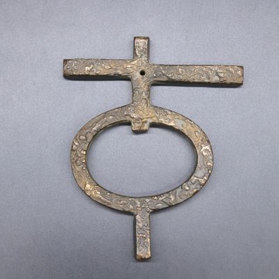 Pierre SZÉKELY (1923-2001), Croix religieuse en bronze à pat…