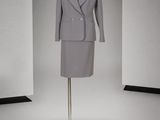 une photo d'une robe et d'une veste sur un mannequin