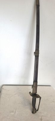 une image représentant un couteau posé sur une dalle de pierre posée sur une table