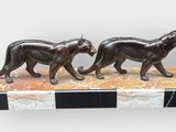 paire de lions en bronze sur socle de marbre, sur fond blanc