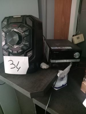 un ordinateur posé sur un bureau encombré d'objets