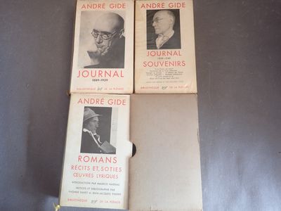 trois livres sont posés sur une table les uns à côté des autres