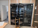 une pièce dotée d'une porte vitrée et d'étagères
