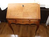un petit bureau en bois surmonté d'un tiroir