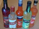 de nombreuses bouteilles d'alcool posées sur un plan de travail