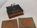 deux vieux tourne-disques posés sur une table blanche