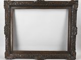 un vieux cadre photo avec un fond blanc et un mur blanc