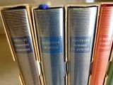 plusieurs livres sont empilés sur une étagère