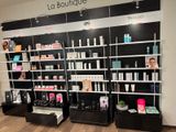 de nombreux produits de beauté dans les rayons du magasin
