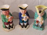 trois figurines représentant un homme et une femme assis l'un à côté de l'autre