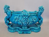 un vase bleu orné d'un lion, posé sur une table