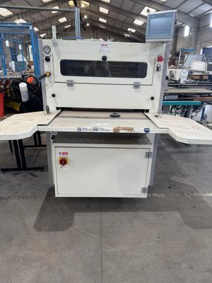 l'image d'une machine installée dans un entrepôt