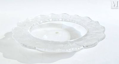 un bougeoir en verre transparent posé sur une surface blanche