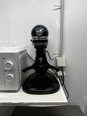 un micro-ondes et un grille-pain posés sur une étagère dans une cuisine
