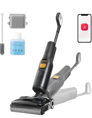 un aspirateur noir et argenté ainsi que d'autres produits d'entretien