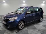 la photo d'une voiture bleue garée dans un garage