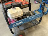un petit chariot bleu équipé d'un petit moteur