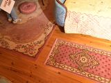 deux tapis posés à même le sol, à côté d'un lit, dans une chambre