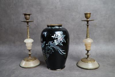 deux vases posés l'un à côté de l'autre sur une table