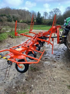 Faneuse KHUN type GF5902 N/S : KSAA1019H10F00943 ***Sur la r…