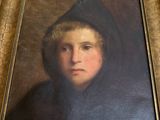 portrait d'un jeune garçon coiffé d'une capuche noire, encadré d'un cadre doré