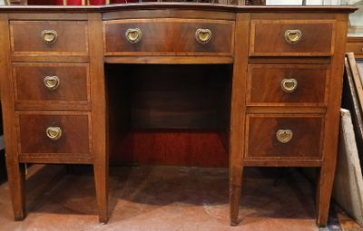 Bureau, à deux caissons et tiroir central.