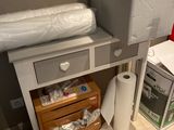 un petit bureau sur lequel est posée une télévision, dans une pièce