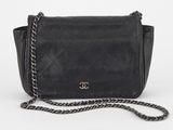 un sac à bandoulière Chanel en cuir noir avec une bandoulière en chaîne