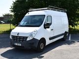 une camionnette blanche garée dans un parking
