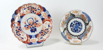 paire d'assiettes en porcelaine japonaise d'Imari, ornées de motifs bleus et orange
