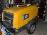 une voiture jaune garée dans un garage