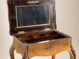 une petite table en bois sur laquelle se trouve un miroir