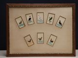 une photo d'un tableau représentant des oiseaux, exposé dans un cadre