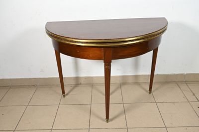 Table demi-lune en acajou et placage d'acajou, le plateau bo…