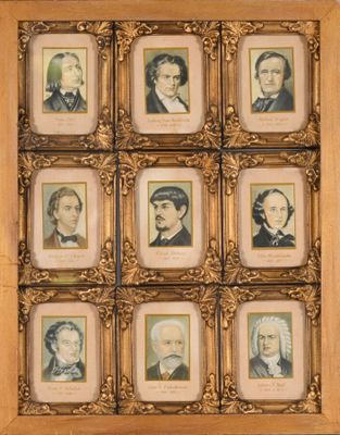 une photo d'une photo représentant un groupe d'hommes et de femmes