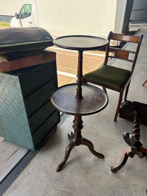 une petite table et deux chaises dans un coin de la pièce