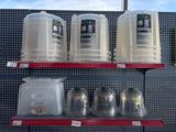 de nombreux récipients en plastique posés sur une étagère