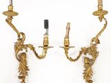 une paire d'appliques murales anciennes en laiton, comportant chacune deux bougies
