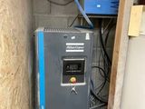 une machine bleue posée dans un coin d'une pièce