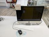 un ordinateur sur un bureau avec un clavier et une souris