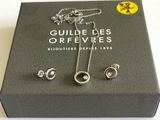 un gros plan sur une boîte sur laquelle sont posés un collier et des boucles d'oreilles