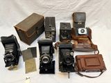un tas de vieux appareils photo posés sur une table