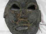 un vieux masque posé sur une table