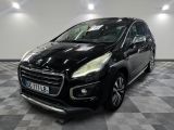 la petite voiture noire est garée dans une grande pièce