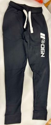 un pantalon noir orné de lettres blanches