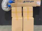 une pile de cartons et un tuyau posés sur une palette